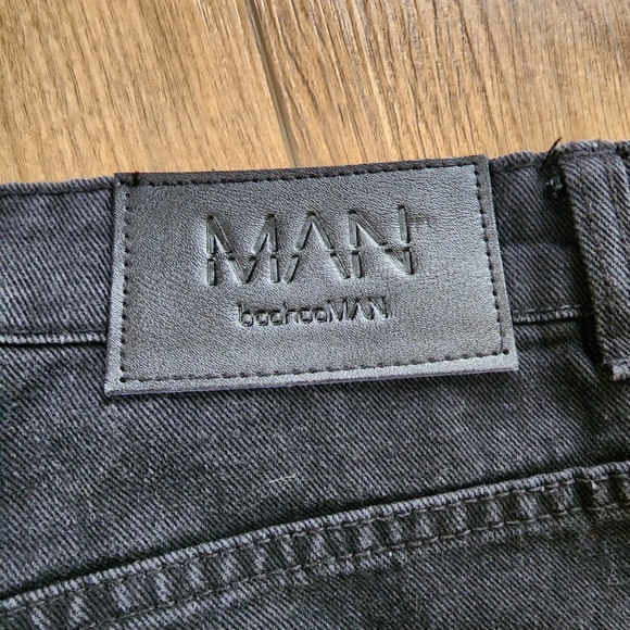 NEW RELAXED FIT RIGID MULTI RIP DENIM SHORTS, Mens size 34 - Picture 4 of 6